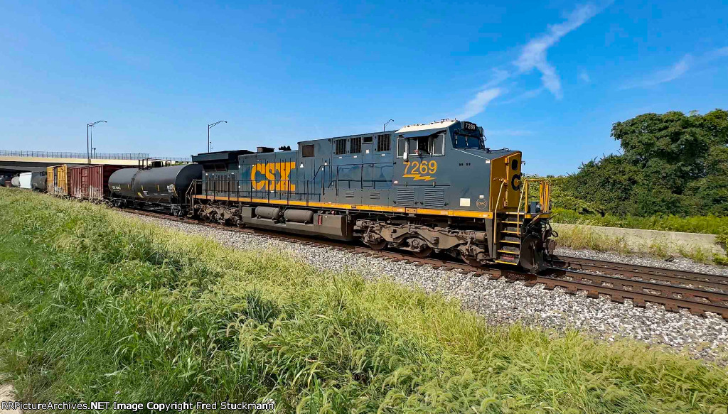 CSX 7269 leads M370.